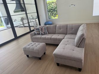 Brand New Sectional Sofa with Ottoman / Sofa Seccional Nuevo a Estrenar