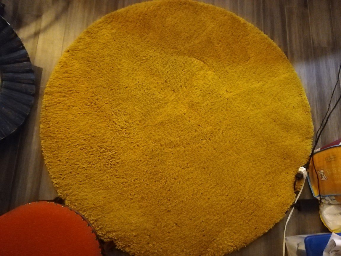 Gold/yellow circular rug