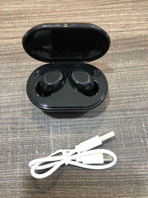 Brand new sports earphones earbuds earphones with portable charging case long lasting battery