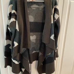 Romeo & Juliet Couture Open Front Cardigan Sweater with Camo Pattern - Medium