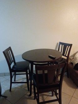 3' diameter Dinner Table and three chairs for confined spaces