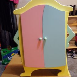 Wooden cabinet and drawer set