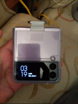 Samsung Galaxy flip 3 5g excellent
