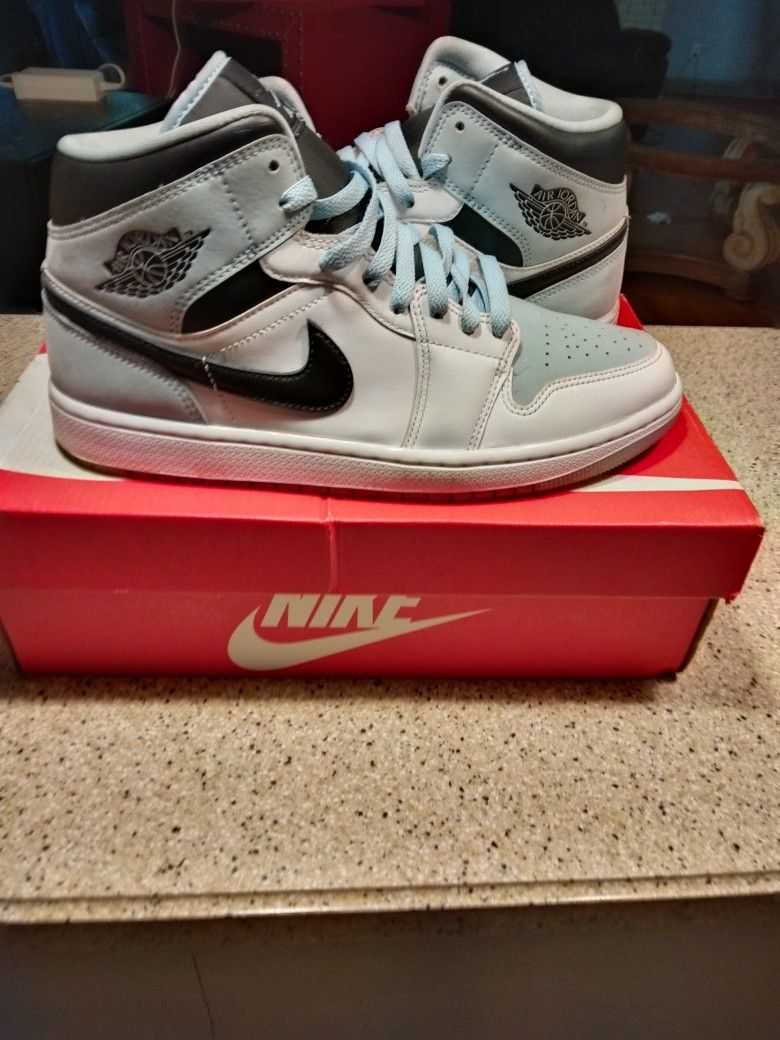 Air Jordan 1 Mid Ice Blue Size 9.5