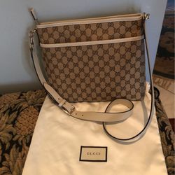 Authentic  Gucci Sign Crossbody https://offerup.com/redirect/?o=QmFnLk5ldw==