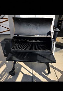 Traeger Pro 34 with Front folding shelf and Cover