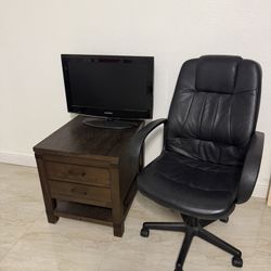 Desk Chair / TV / Furniture 