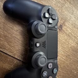 2 PS4 Controllers