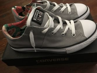 Girls converse size 4 fits a women’s size 6 new