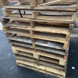 12 Empty Wood Pallets !