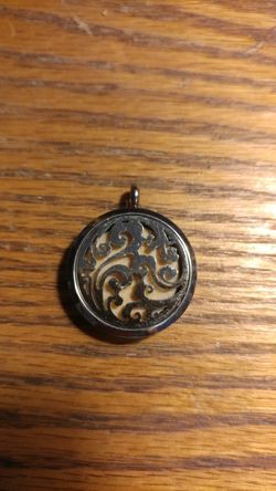 Pendant, OrigamiOwl Silver Circle Filigree Locket