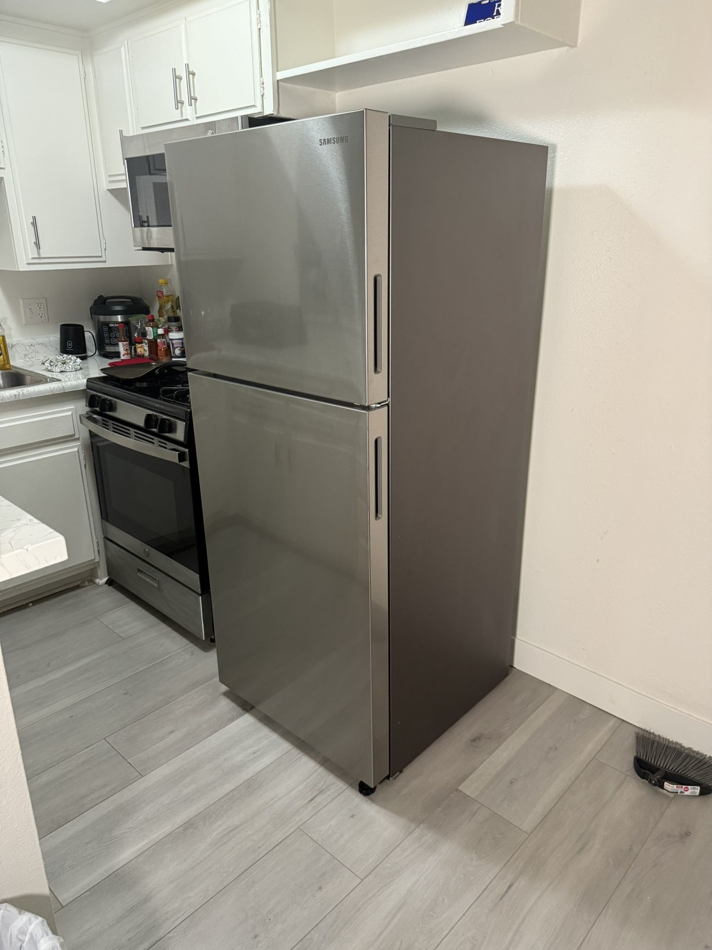 SAMSUNG REFRIGERATOR