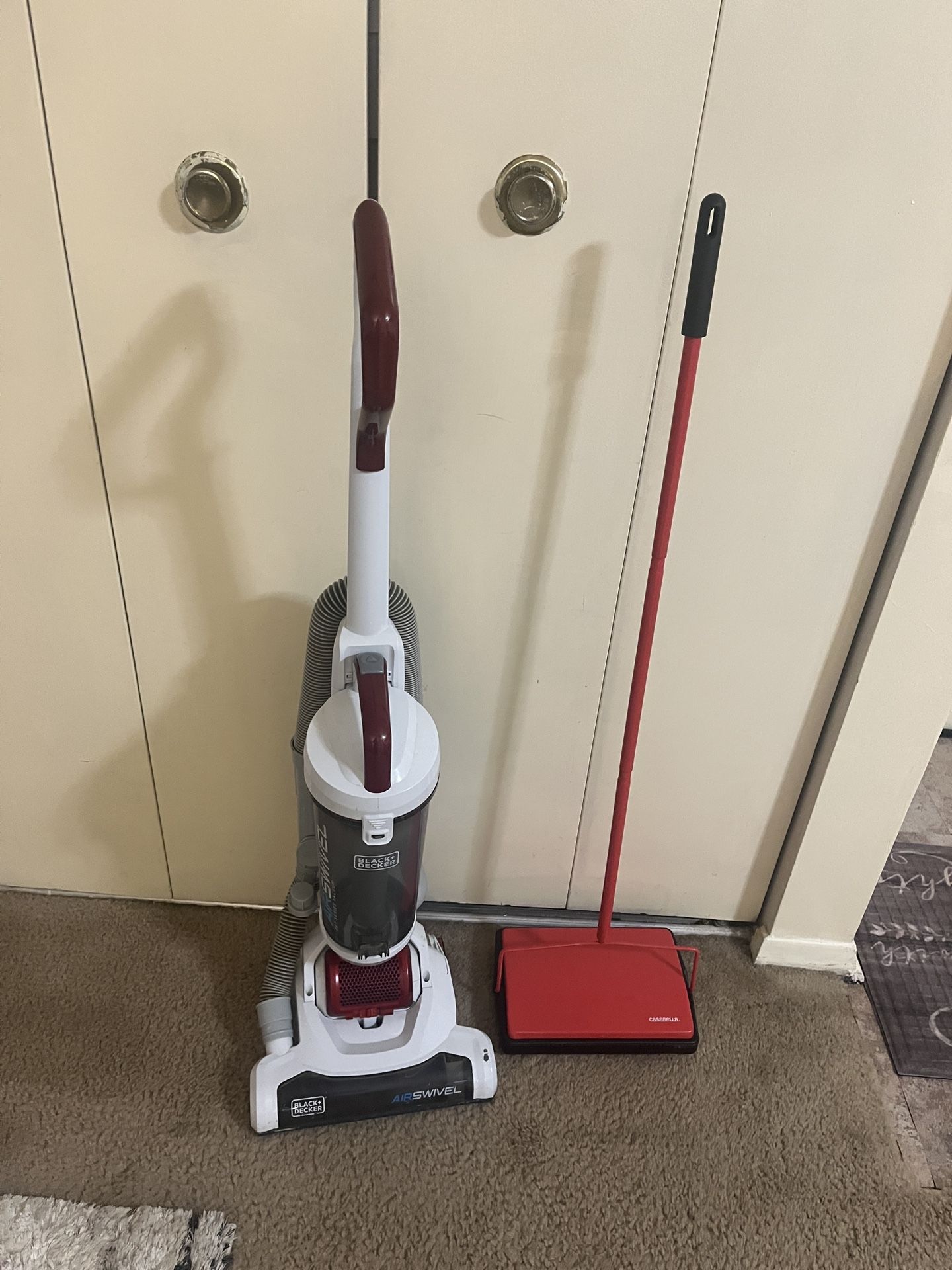 Free Manual Sweeper With The Purchase Of Black + Decker Swivel Vacuum For for Floor Or Carpet They Used Once Only Pickup Gaithersburg Md20877