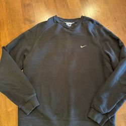 Men’s Nike sweatshirt shipping available