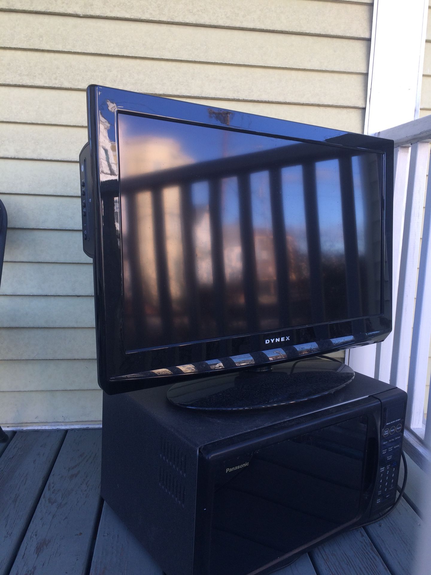Free for parts not working tv and microwave