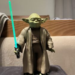 Disney Store Talking & Animated Yoda Star Wars Toy