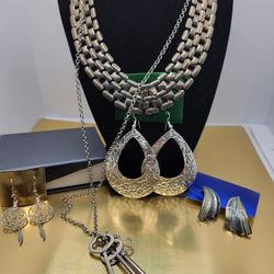 VINTAGE BUNDLE OF 5 BEAUTIFUL ITEMS , 2 NECKLACE IN DIFFERENT STYLES, 3 PAIRS OF EARRINGS, SILVER TONE, EXCELLENT CONDITION #1151
