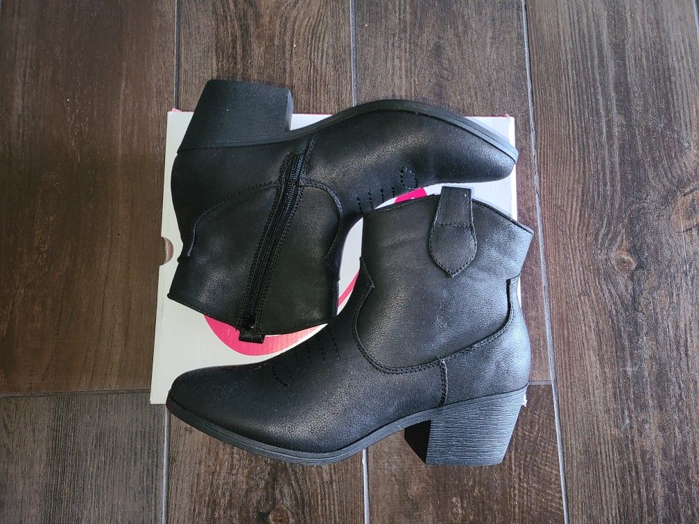 Woman's Boots black- Size 9