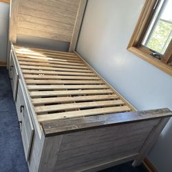 Raymour & Flanagan Collingswood Bedroom Set