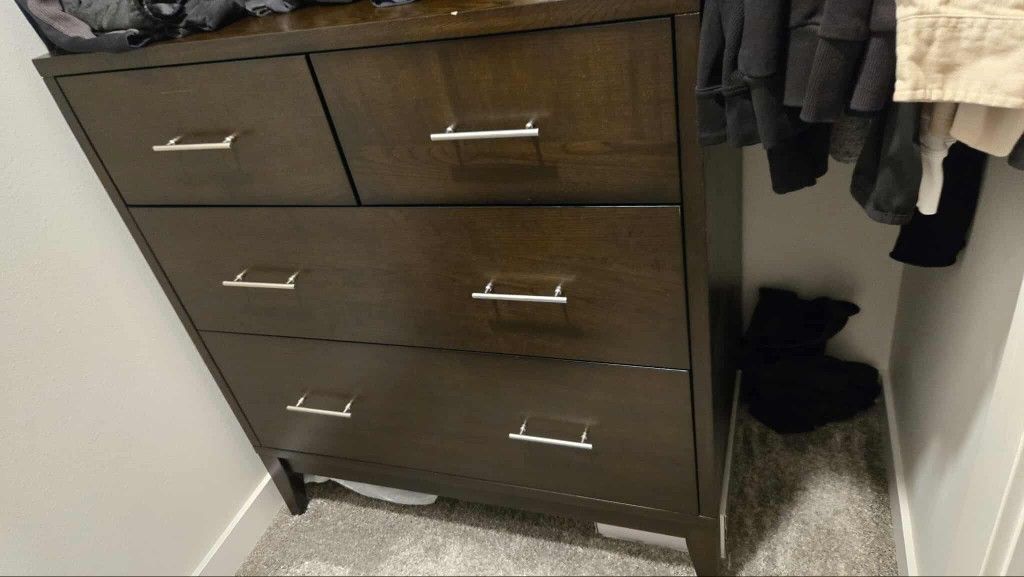 🪑 Modern 5-Drawer Dresser – Dark Wood Finish, Excellent Condition!