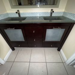Bathroom Vanities In Excellent Condition 