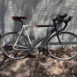 Fuji Finest AL Road Bike – Lightweight Aluminum Frame
