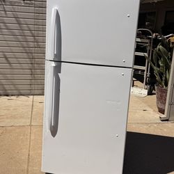 Insignia 18 Cu. Ft. Top Freezer Refrigerator