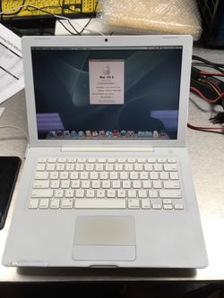 White MacBook running snow leapord