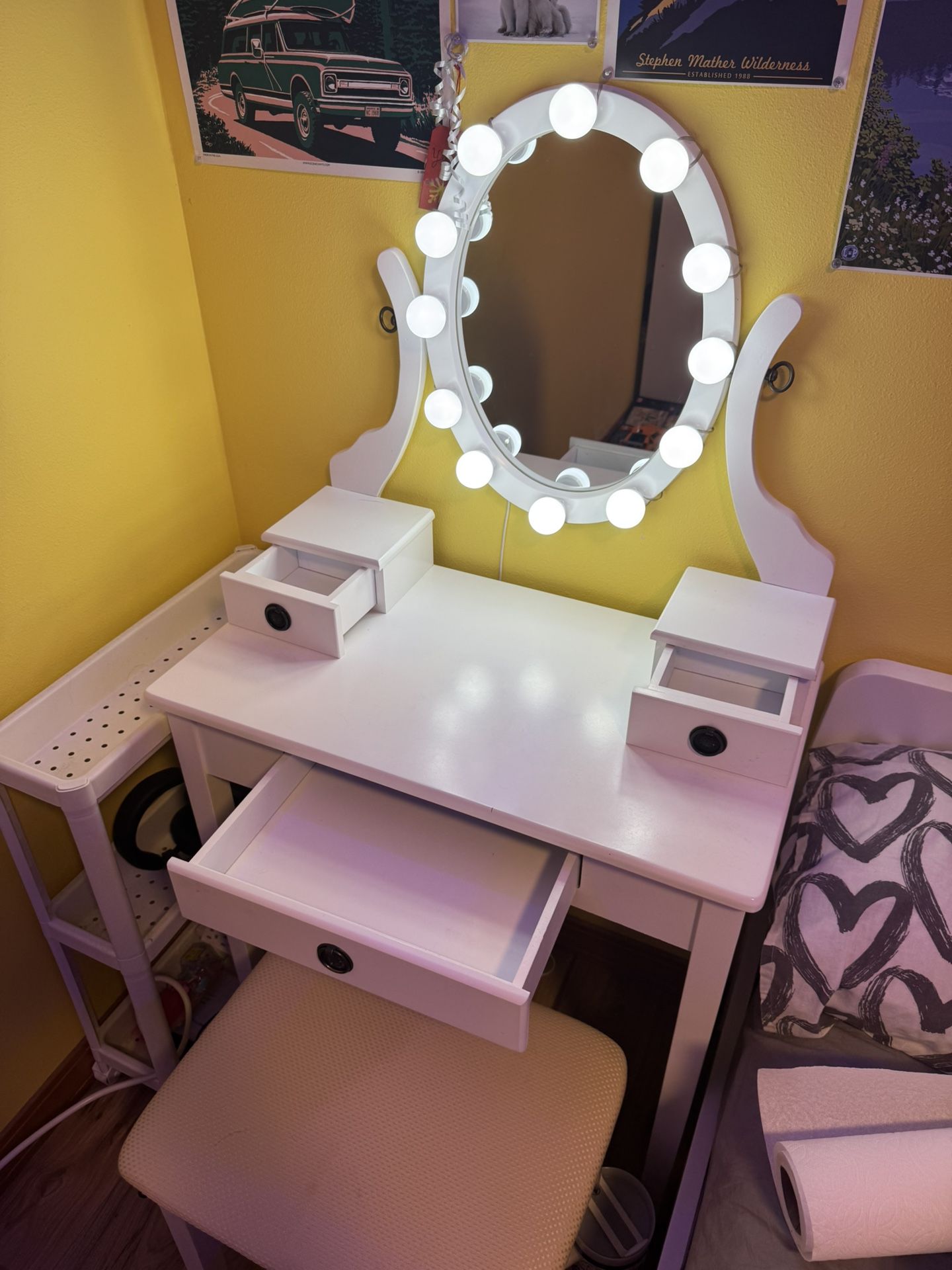 vanity table with mirror 