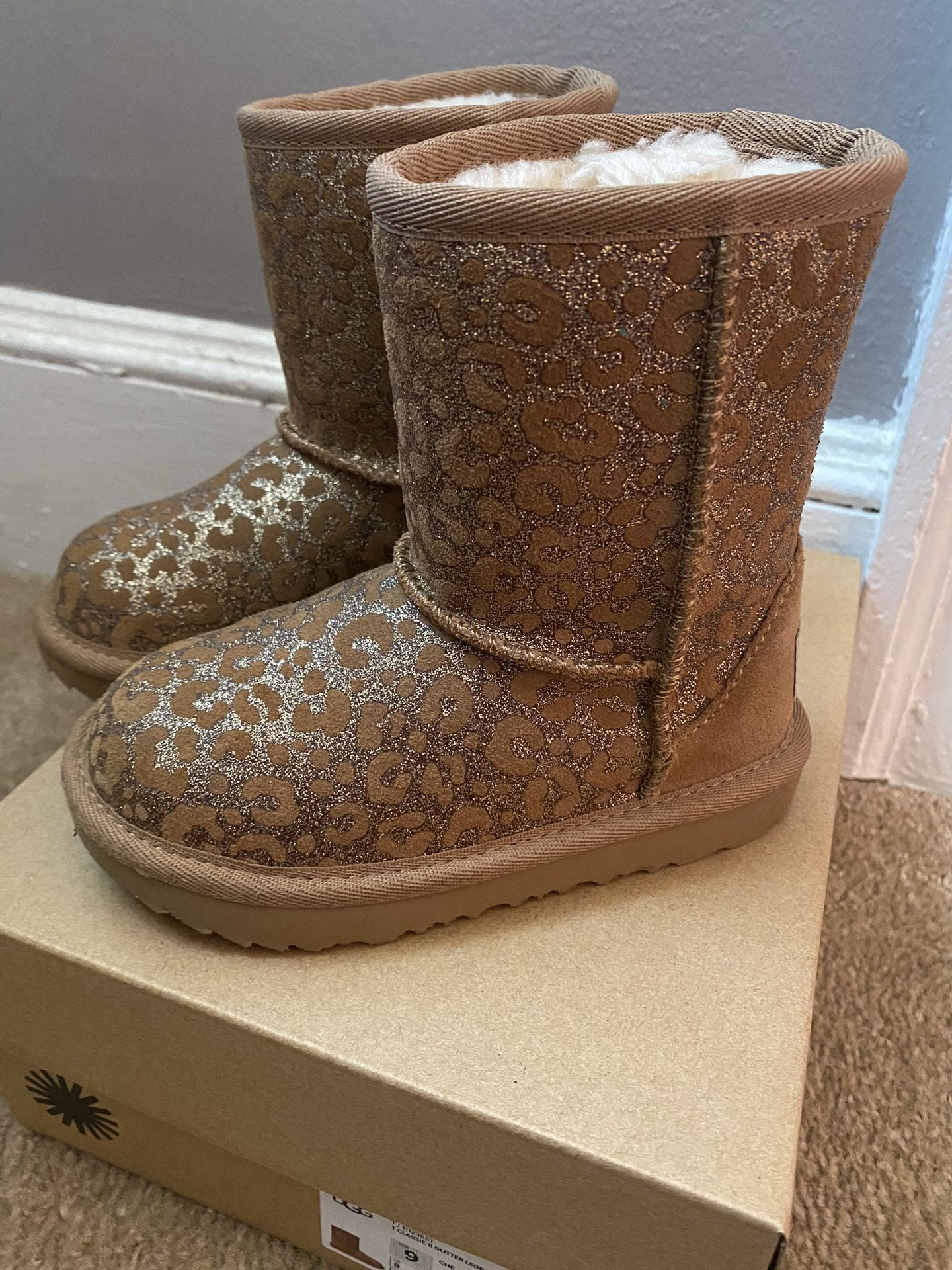 Ugg T Classic II Glitter Leopard- Size 9 Kids