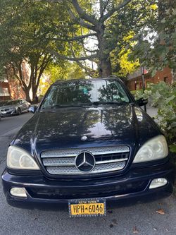 Mercedes-Benz ML-500 Class SUV Navy Blue
