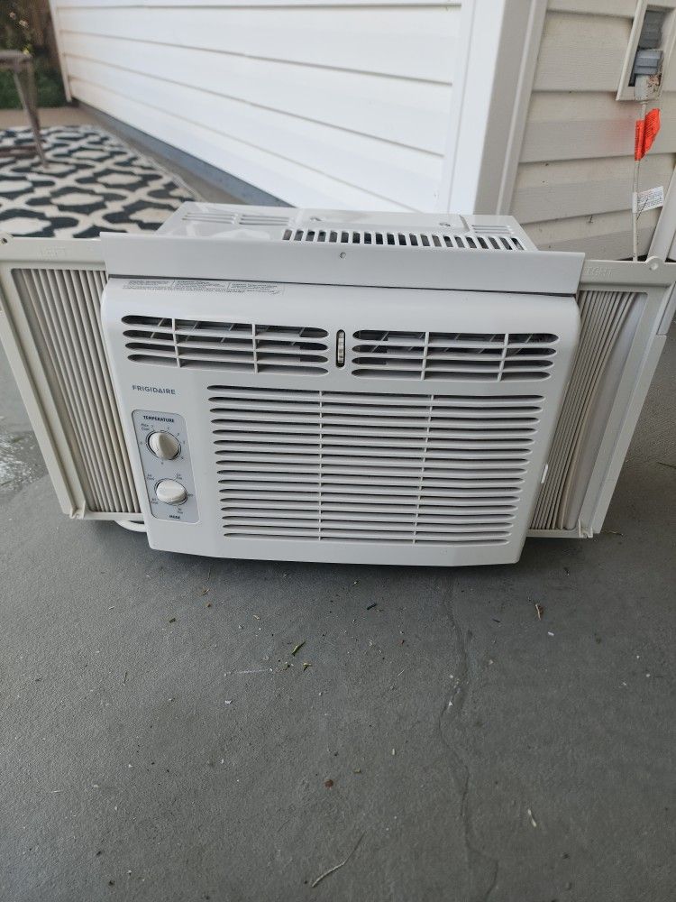FRIGIDAIRE 5000BTU WINDOW AIR CONDITIONER UNIT, MODEL #LRA050XT7