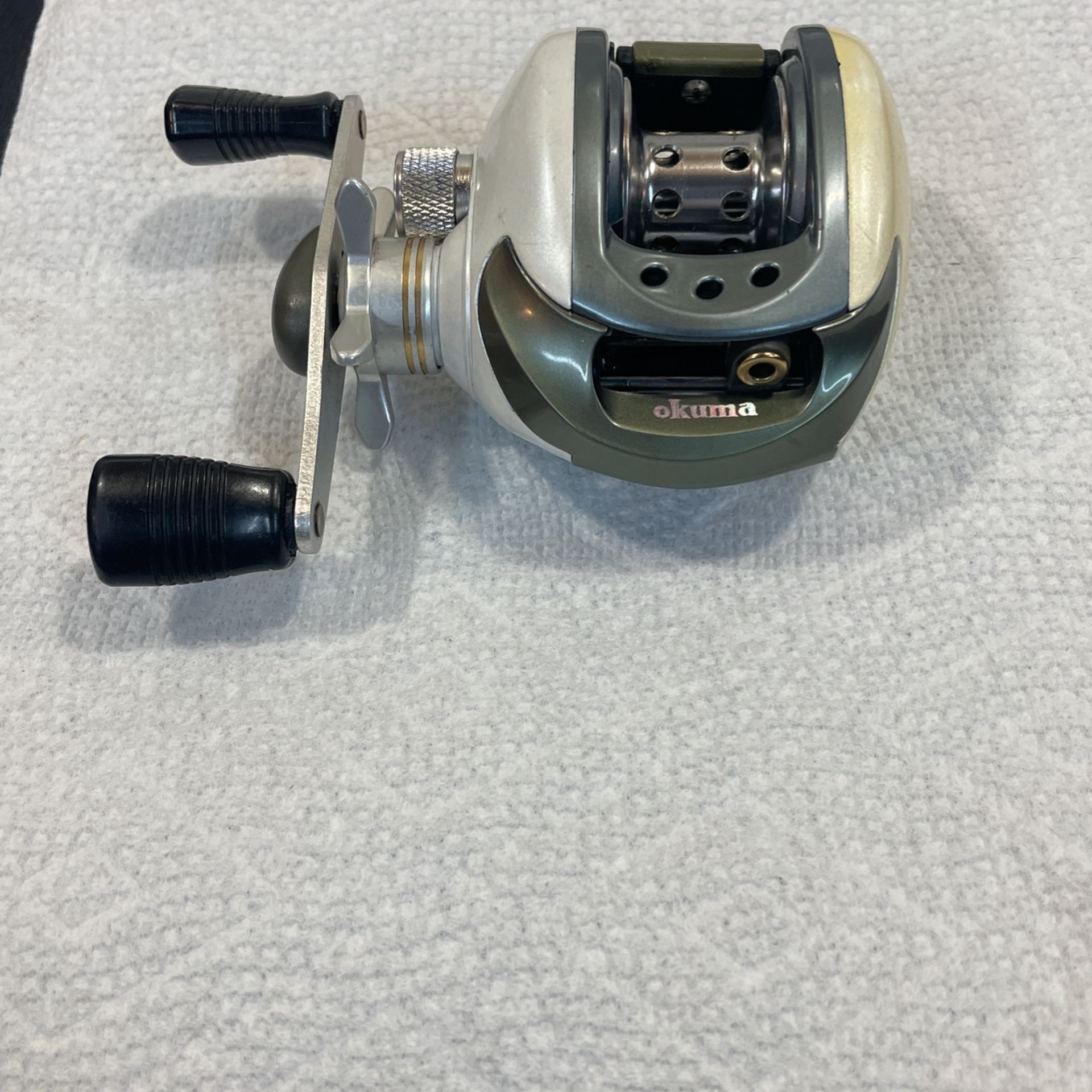 Okuma  V-200a Right Handed Bait Casting Reel