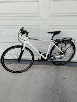 Giant Hybrid Size Medium Wheels 700cc Speeds 21 carbon front fork with rear book rack