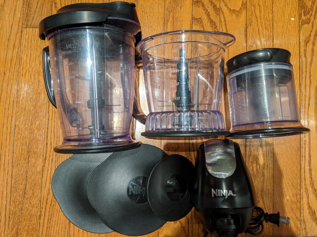 Ninja blender with three cannisters