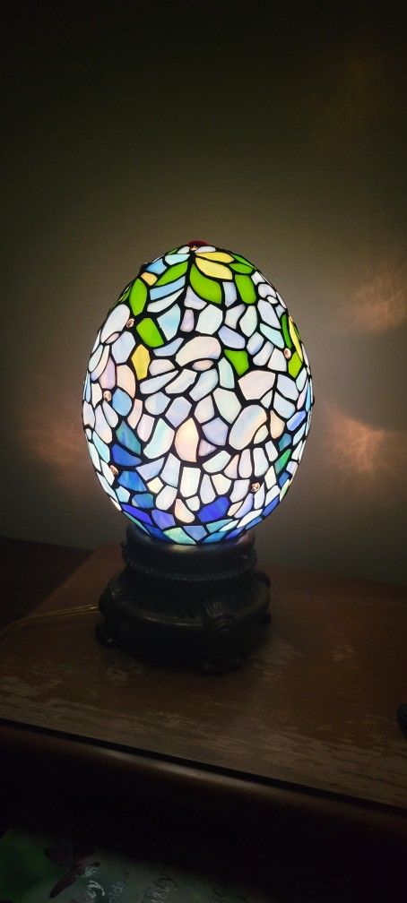 DALE TIFFANY WISTERIA
EGG ACCENT LAMP