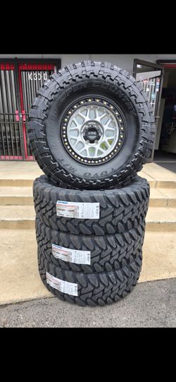 17" KMC w/ 37" Toyo MT tires