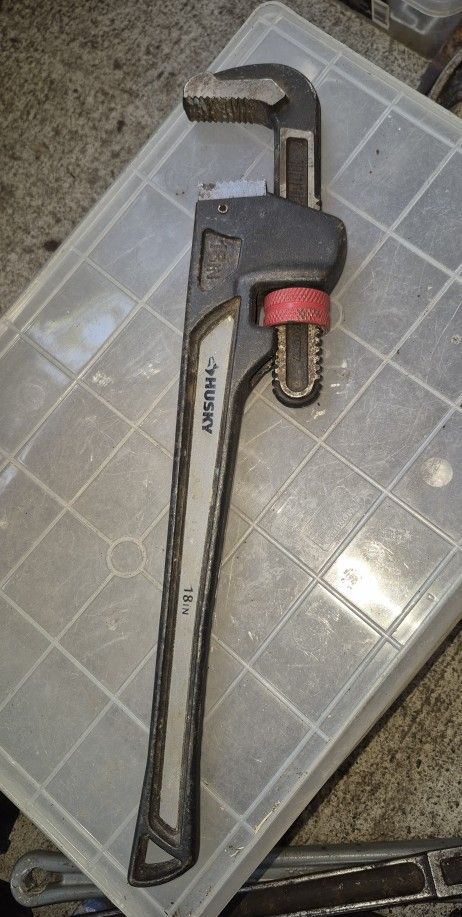 Husky 18 in. Heavy-Duty Cast Iron Pipe Wrench