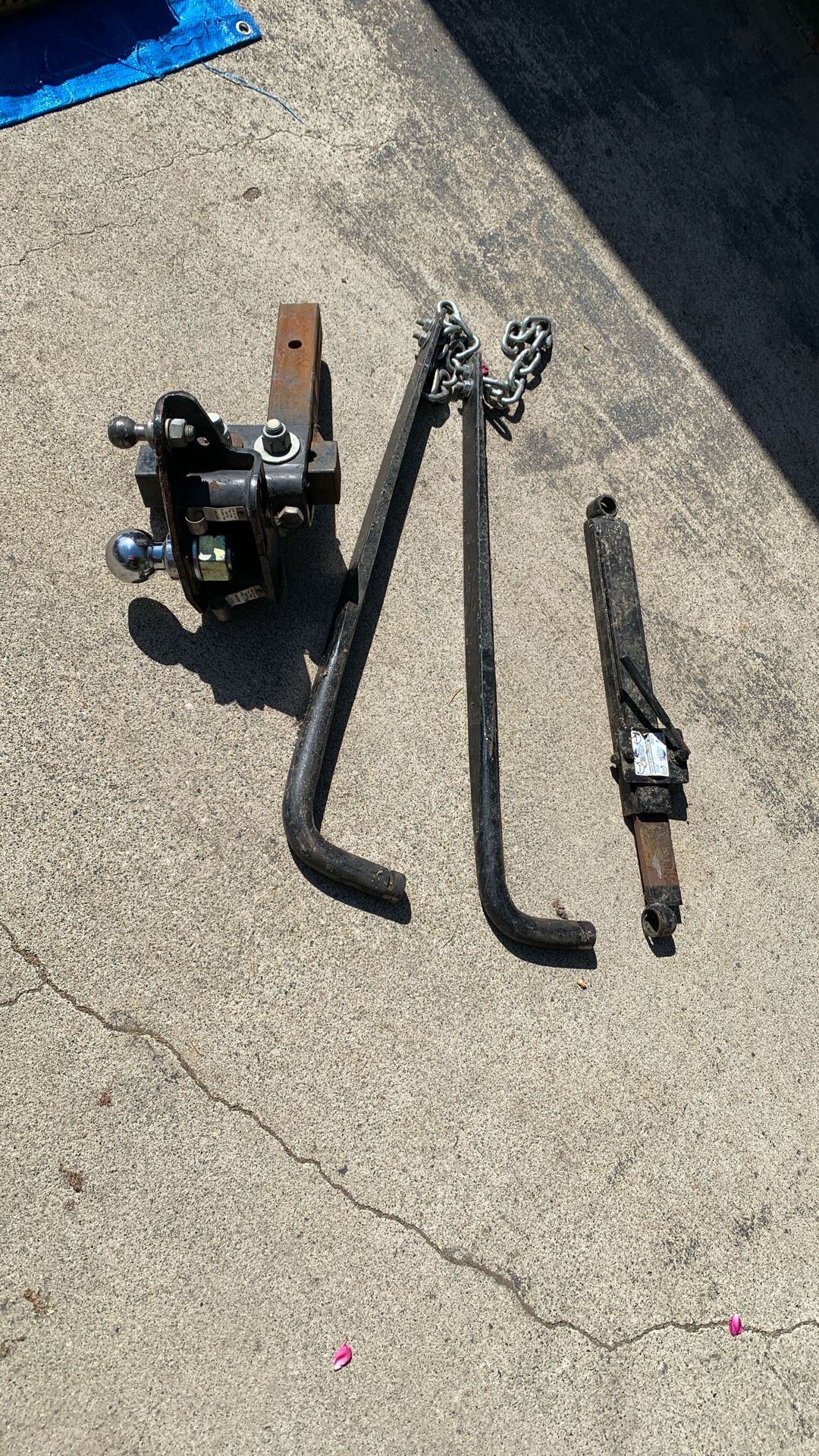 Weight distribution hitch