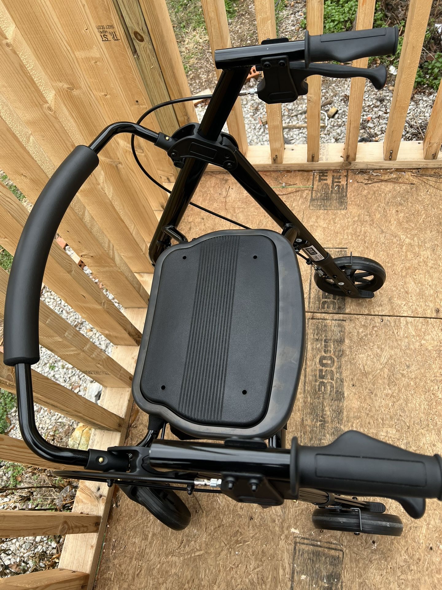 Andador de acero con asiento, plegable, angosto, rodante, para espacios pequeños, 4 ruedas, ligero, para adultos, fácil de conducir, con almacenamien