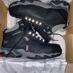  The Timberlands Men's Powerwelt Waterproof Steel-toe Boots in size 8.5 are a sturdy and reliable workwear option for men. Featuring a lace-up closure