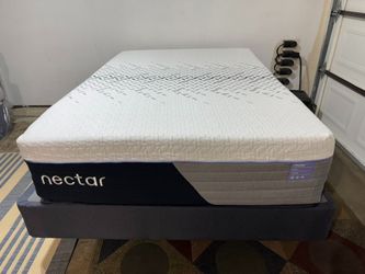 LIKE NEW! Nectar Luxe Hybrid Full Size Mattress - Delivery Available
