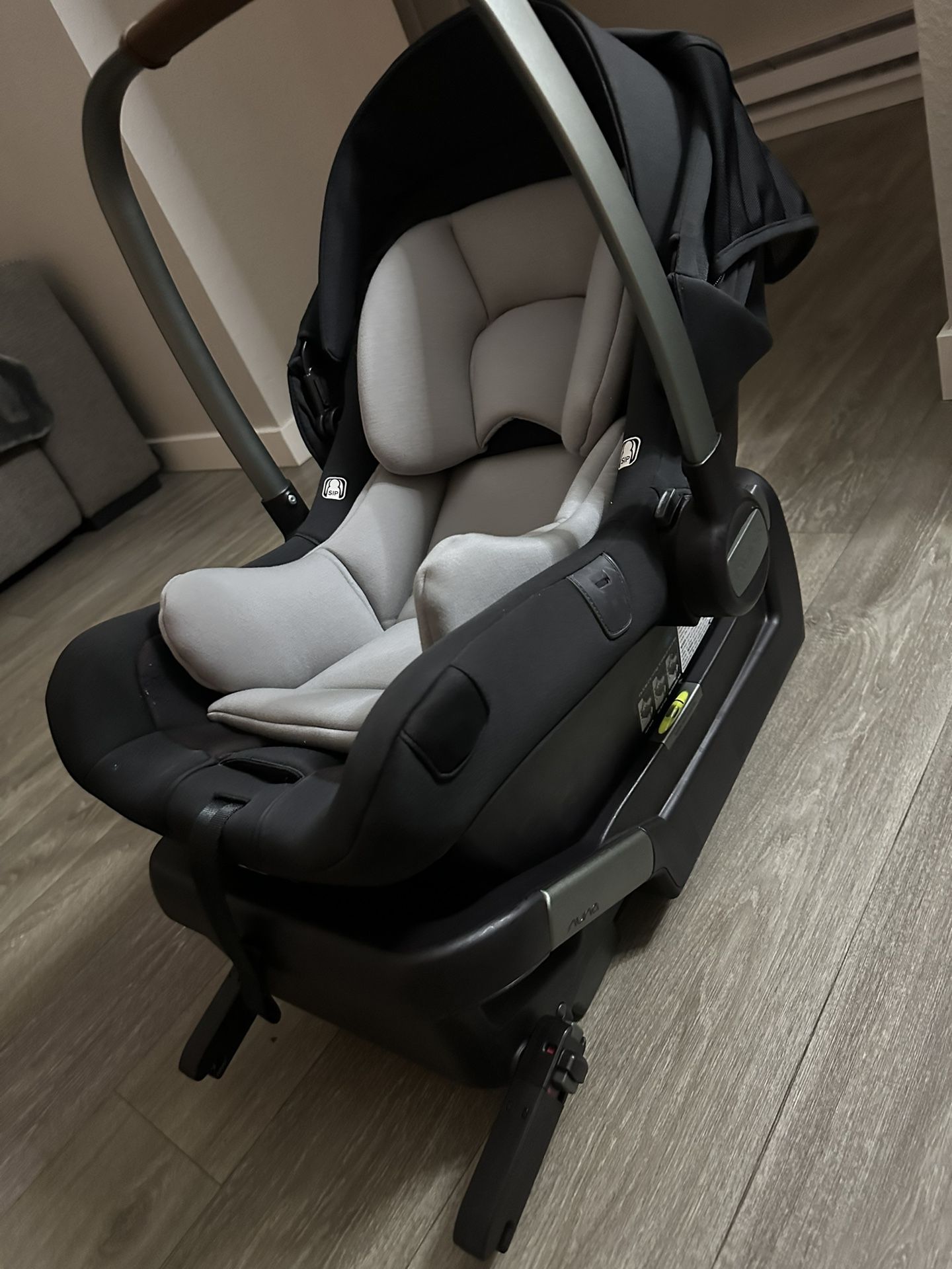 Nuna Pipa Car Seat With Base