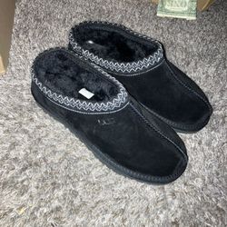 Black Uggs🤪