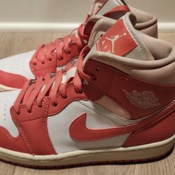 Jordan 1 Mid
Strawberries and Cream (Women's)