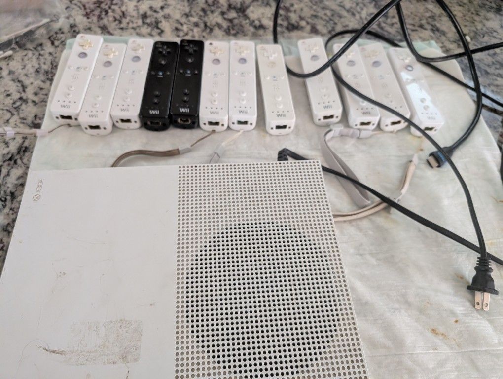 Xbox One S No Power Missing Back And Controllers No Power Missing Parts
controllers also no power missing battery cover and button and battery connec
