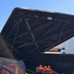 Hard Tonneau Cover for Pickup Truck – Lift Assist, Good Condition