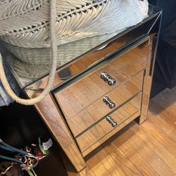 ONE mirrored nightstand 