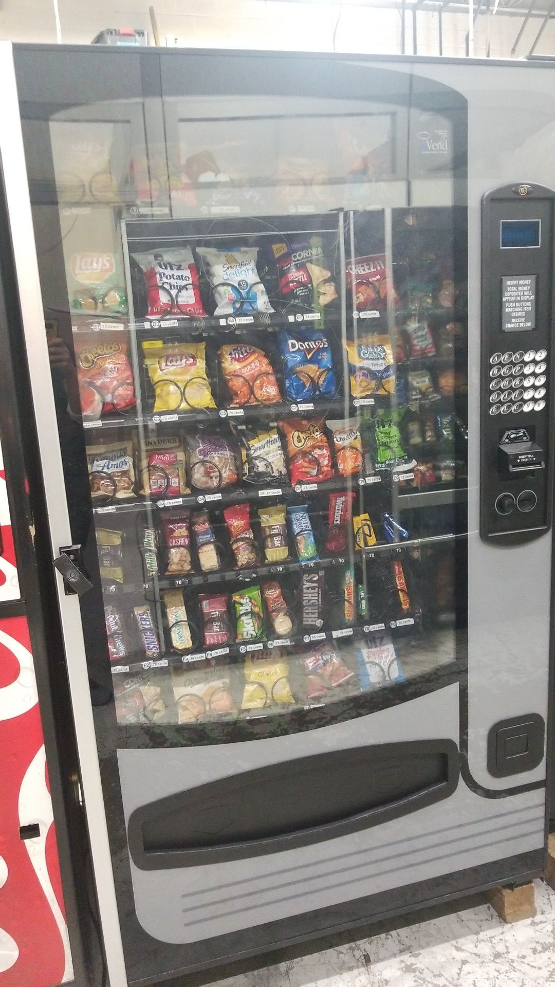 Snack vending machine fully working