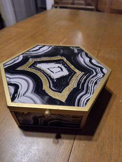 Black and gold resin octagon jewelry box Japanese vintage lacquered music box and other jewelry boxes and items